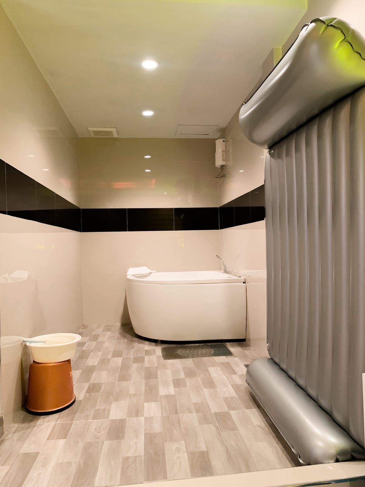 Boss Massage 33 — Nuru & Body to Body Massage interior photo 2 in Bangkok